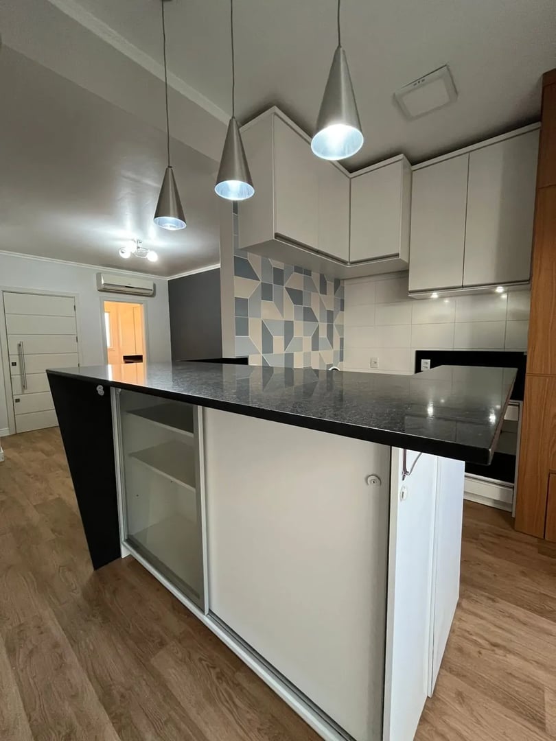 Duplex com excelente localização , 2 dormitórios com sacada - Foto 14