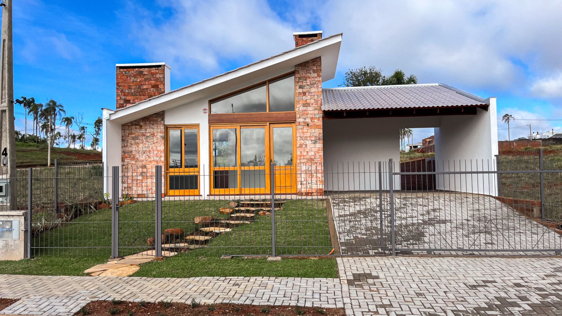 Casa no Jardim das Flores com 3 dormitórios,Suíte e Piscina.
