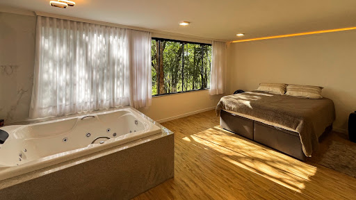 Chácara no Country com 2 dormitórios, suíte, piscina e sauna - Foto 8