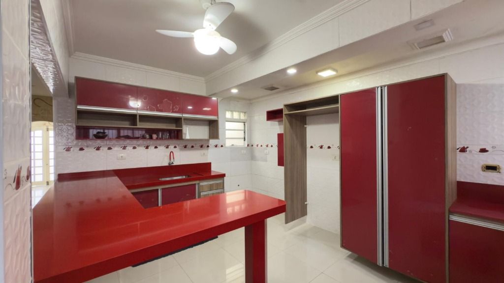 Casa Ampla com Piscina, Área Gourmet e Garagem para 6 Carros — foto 24