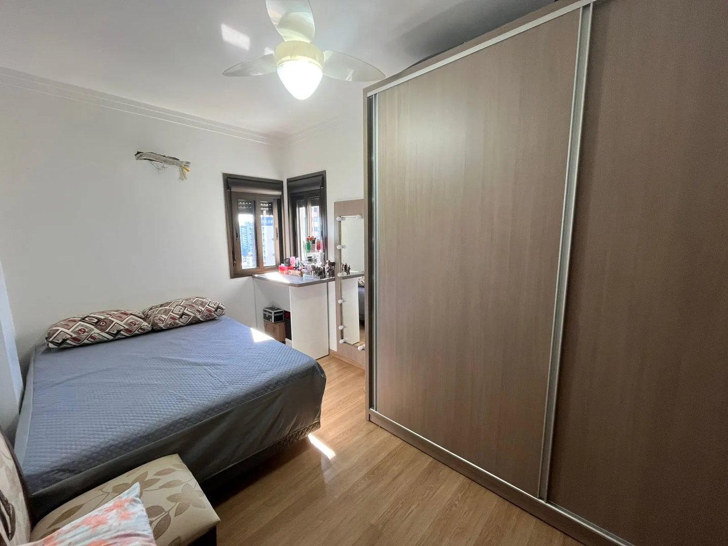 Apartamento semimobiliado no Centro com 2 dormitórios, sendo 1 suíte com ótima vista para o pôr do sol. - Foto 4
