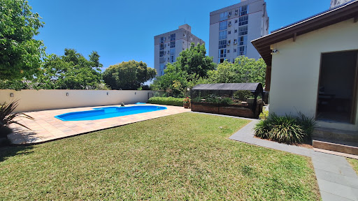 Casa na Avenida com 3 dormitórios e amplo pátio com Piscina - Foto 6