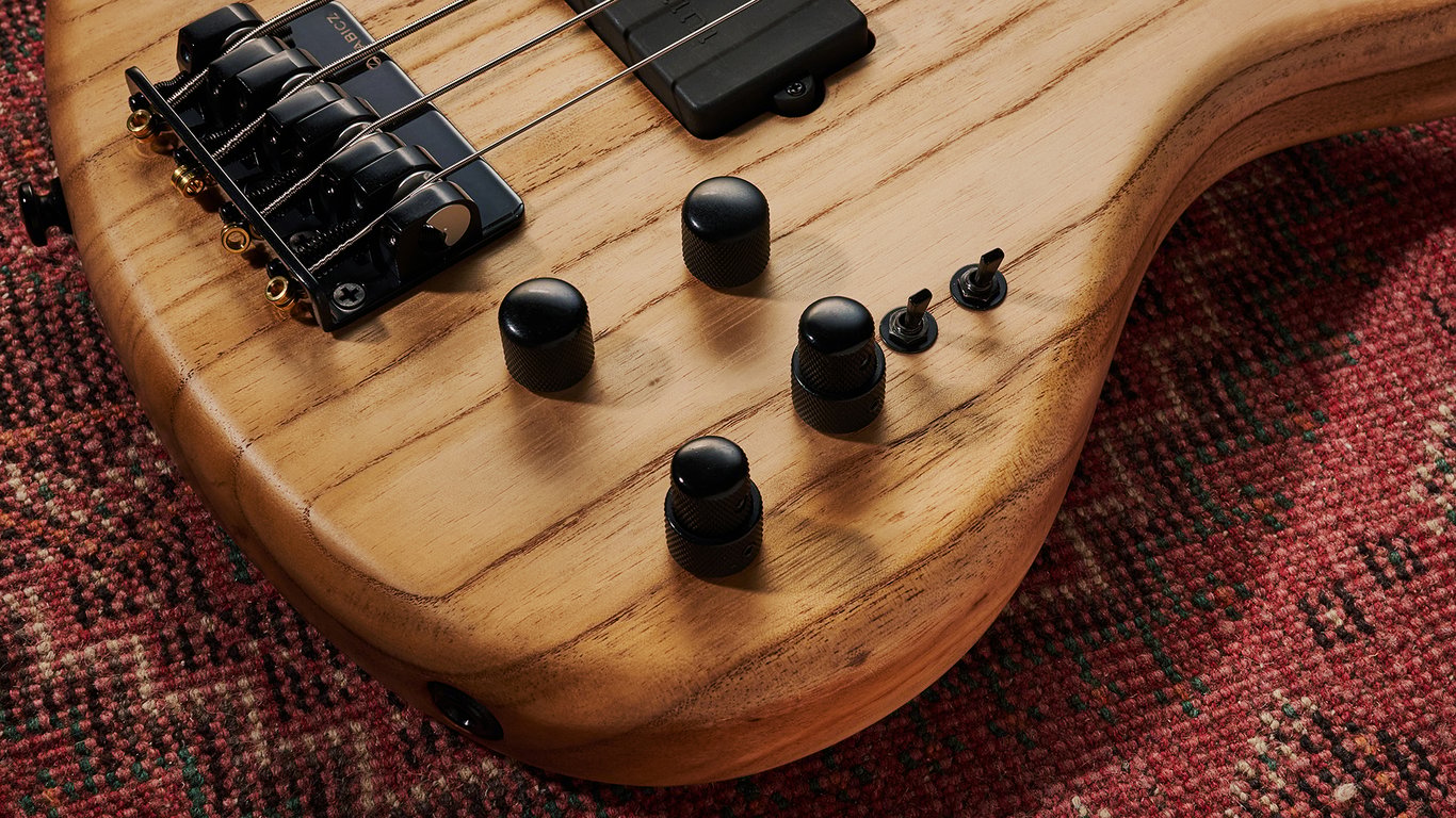 Tobias Growler IV: the cult-classic bass guitar returns in a natural finish, revealing all the patterns and wood grain
