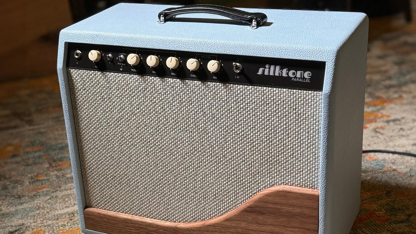 Silktone guitar amp on carpet