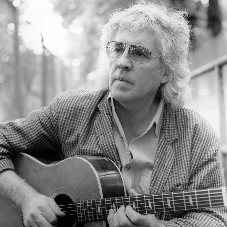 Wizz Jones with his acoustic guitar