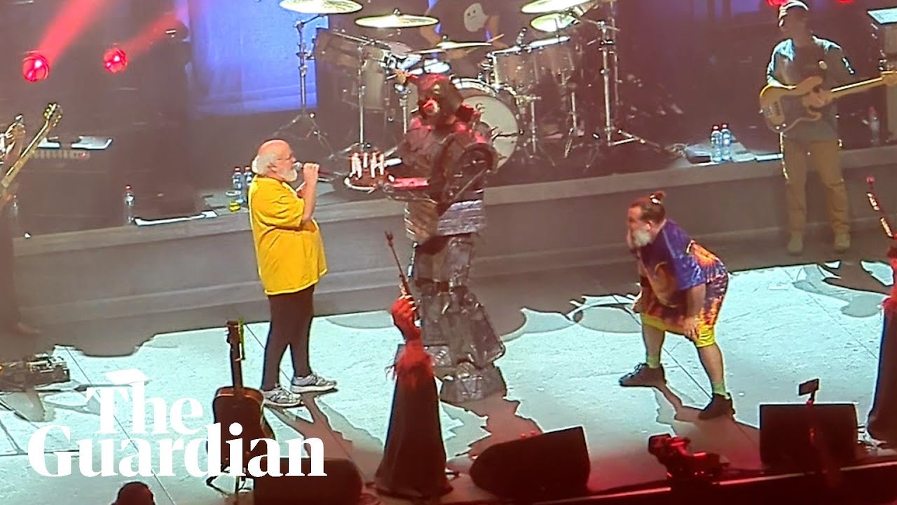 Tenacious D's Kyle Gass makes Trump assassination comment at Sydney concert - YouTube