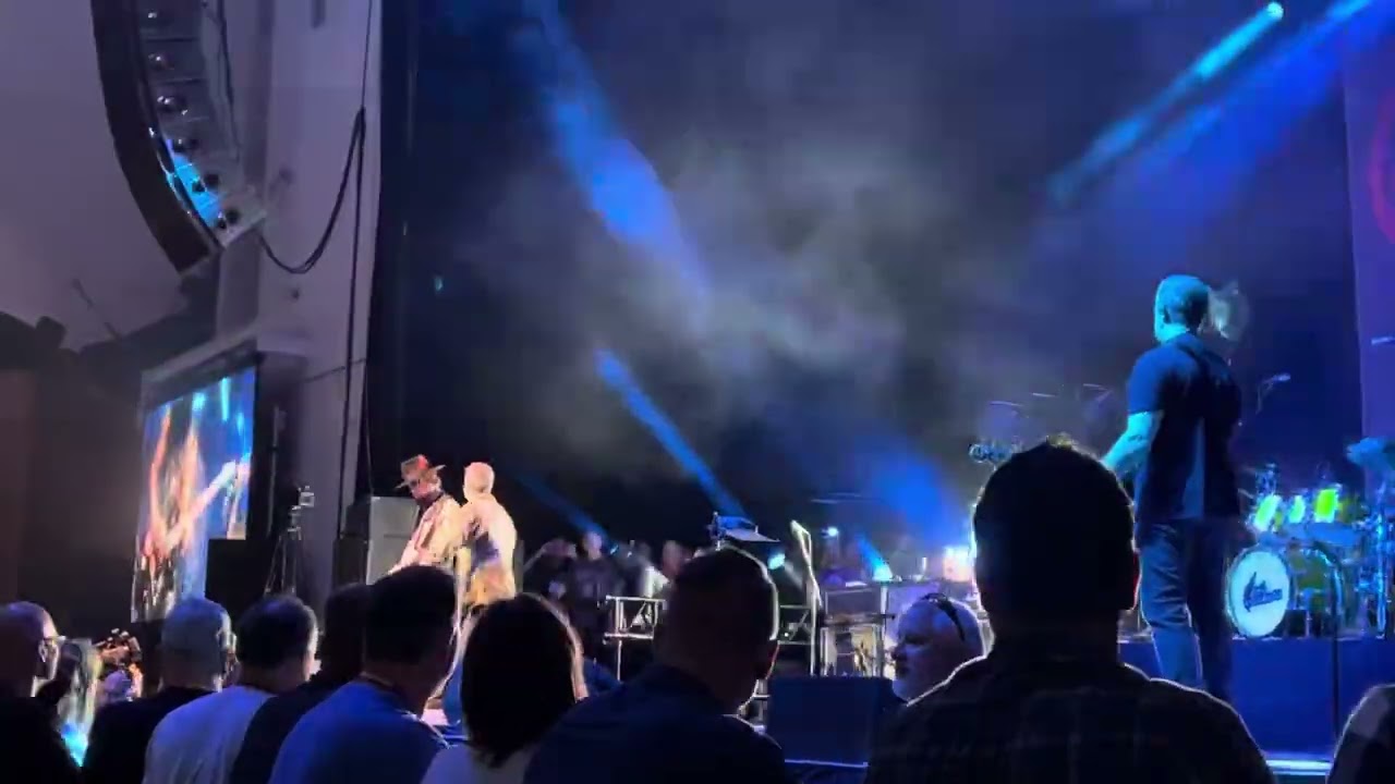 Perry Farrell tells Boston to F themselves at show then punches Dave Navarro LIVE from row 2 - YouTube