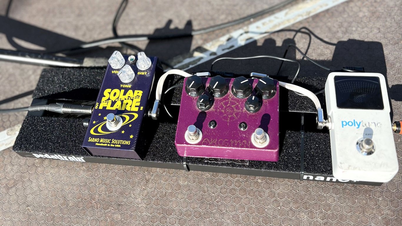 Duane Betts Pedalboard 2024: A Solar Flare distortion, Analog Man King of Tone and TC Electronic guitar tuner and that's it. As Betts reveals, his tone is mostly his amp and guitar.