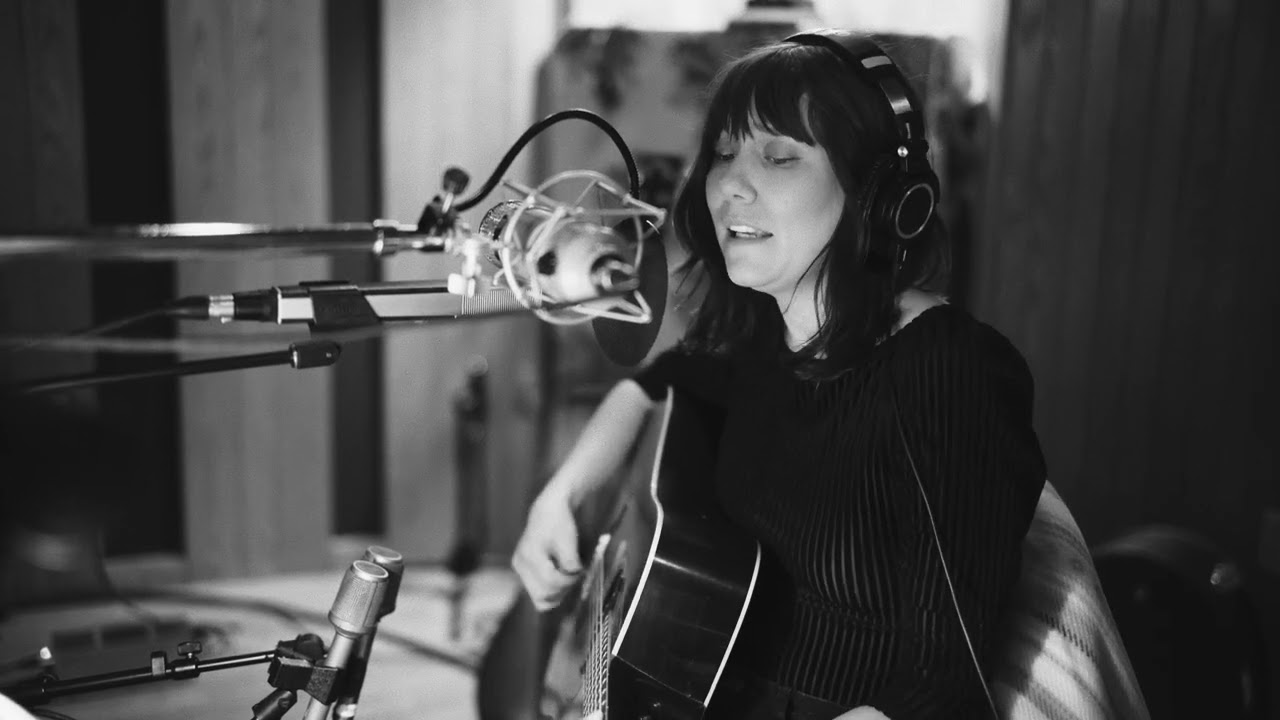 Molly Tuttle & Golden Highway - San Joaquin (Studio Video) - YouTube