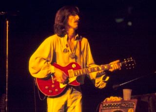 George Harrison plays his &ldquo;Lucy&rdquo; Les Paul onstage in 1974