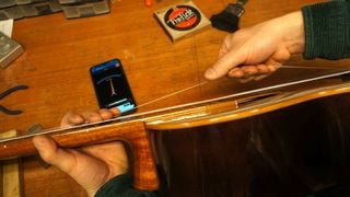 Stretching classical guitar strings