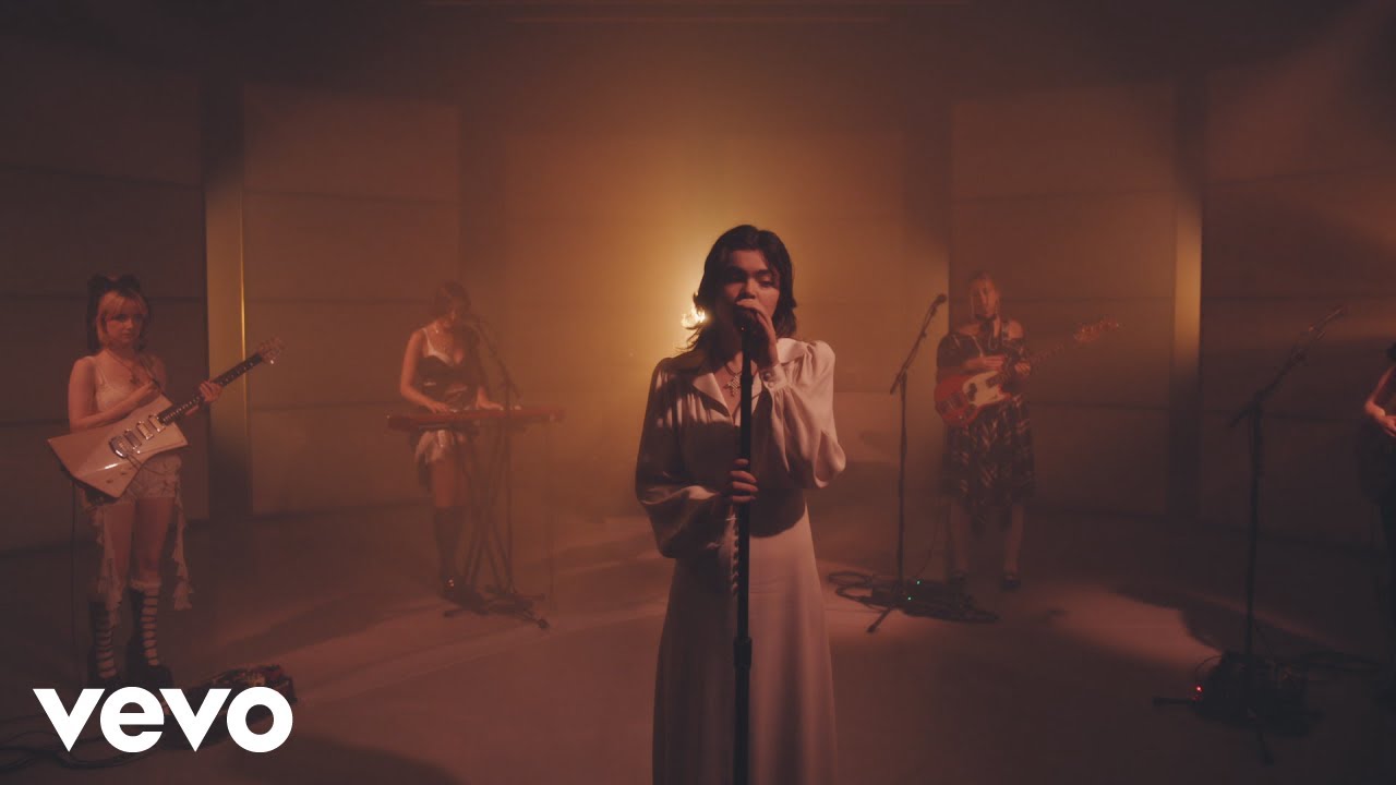 The Last Dinner Party - On Your Side (Apple Music Sessions) - YouTube