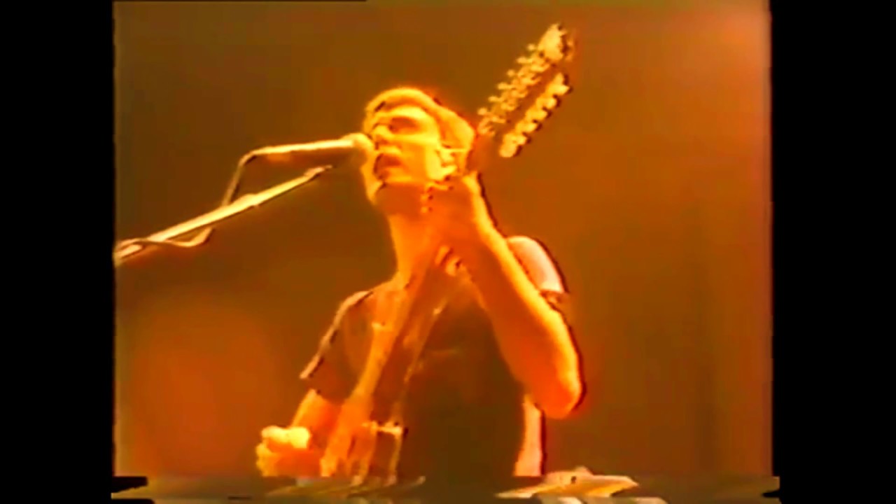 Talking Heads - Uh-Oh, Love Comes to Town (live) - YouTube