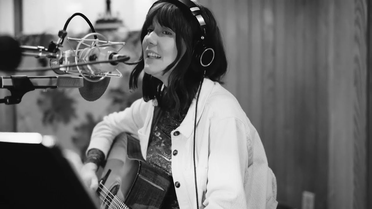 Molly Tuttle & Golden Highway - Alice in the Bluegrass (Studio Video) - YouTube
