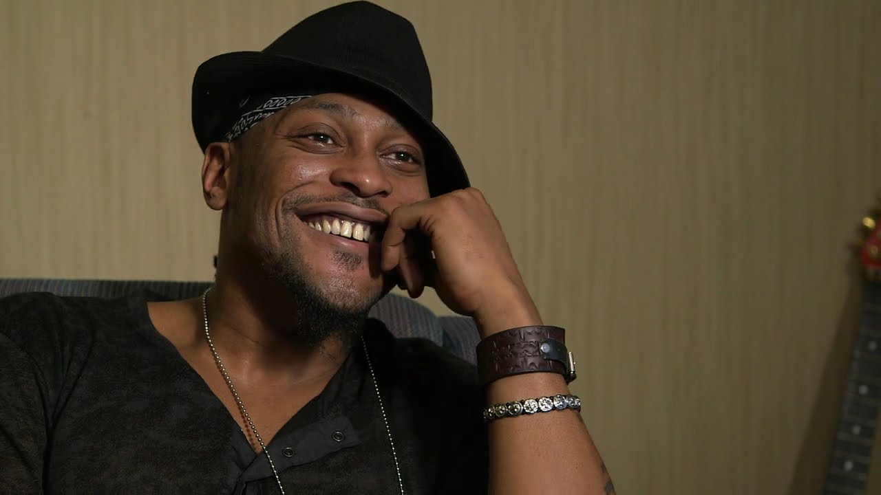 D'Angelo talks funk and plays a P-Funk tune. - YouTube