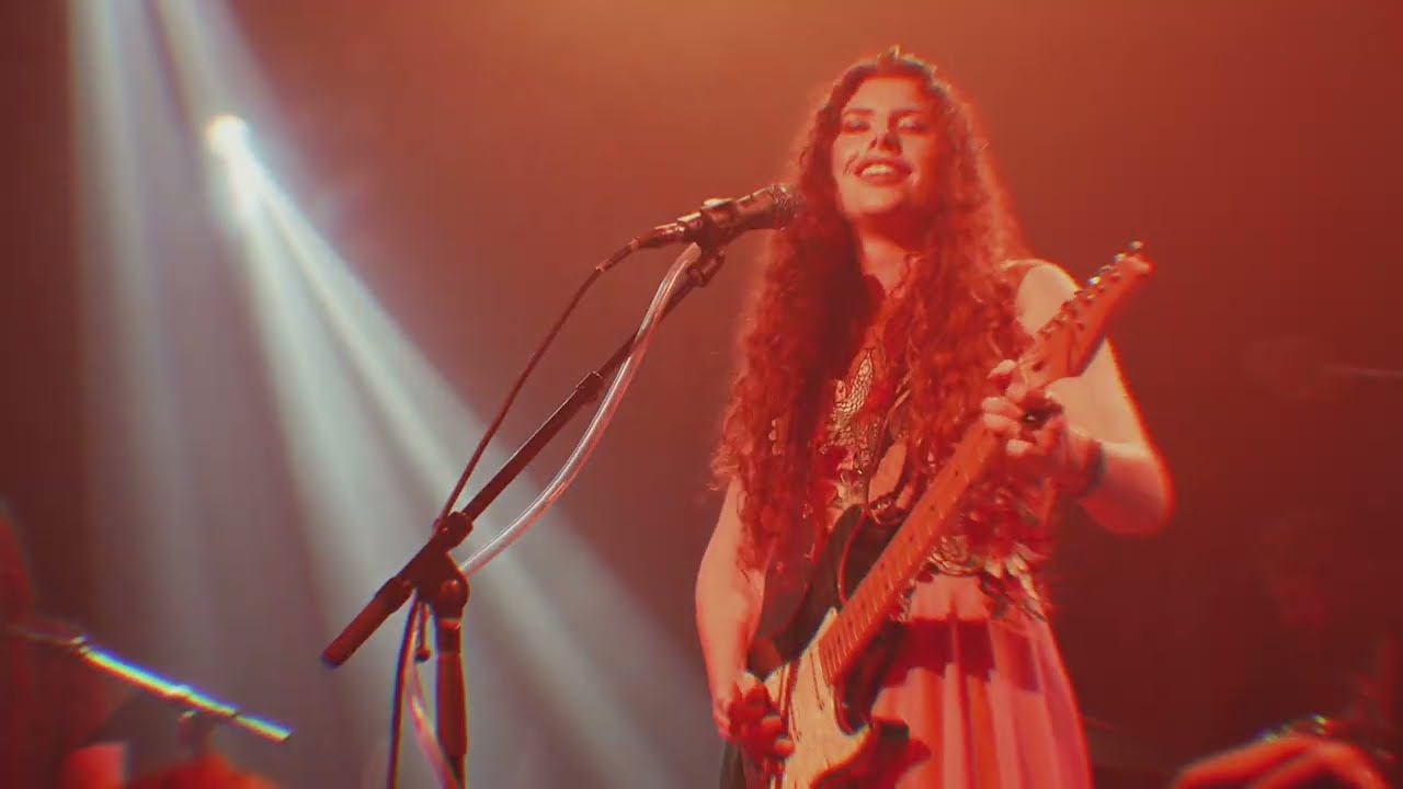 Hannah Wicklund - Jam in Em and Bomb Through the Breeze (Live at the Troubadour) - YouTube