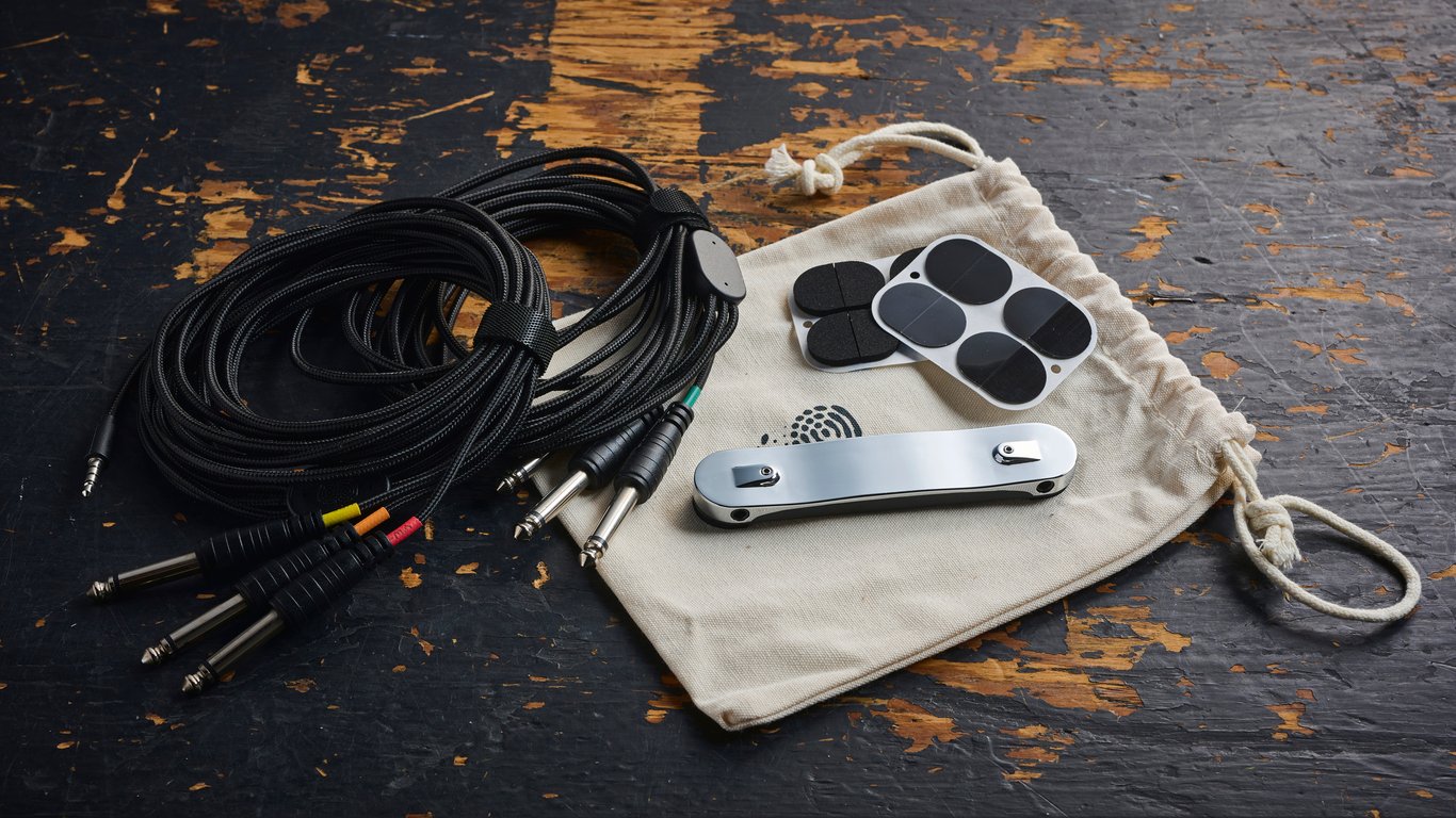 A Submarine Pickups Subsix pickup with cables, carry case, and rubber mounts