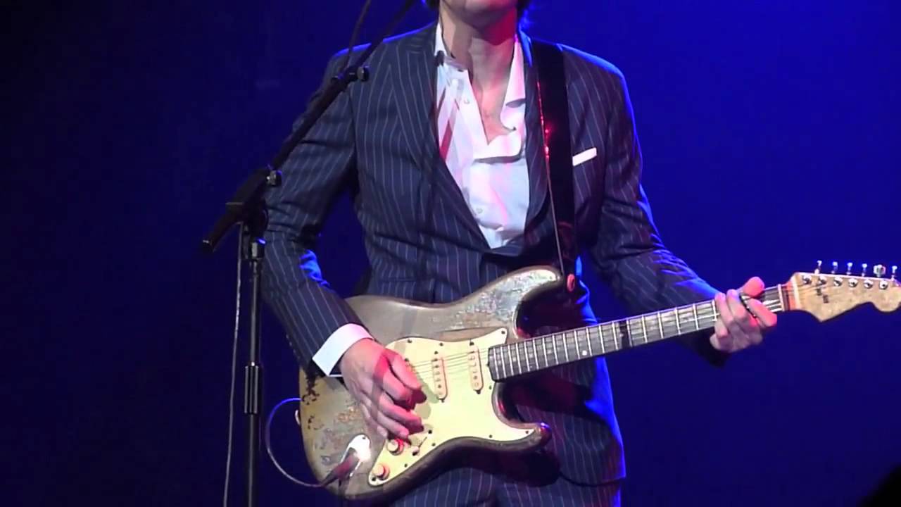 Bonamassa borrows Rory Gallagher's Stratocaster to play Sloe Gin at the Royal Albert Hall - YouTube