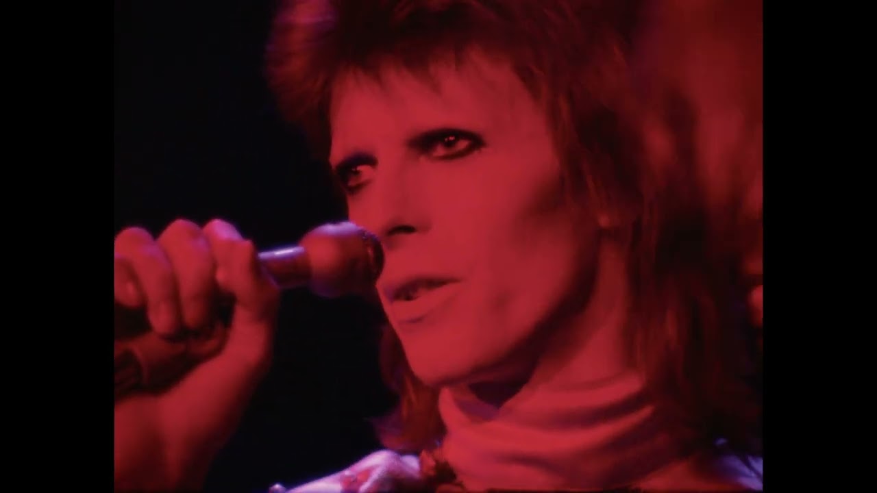 David Bowie - Moonage Daydream (Live at Hammersmith Odeon, London 1973) [4K Upgrade] - YouTube
