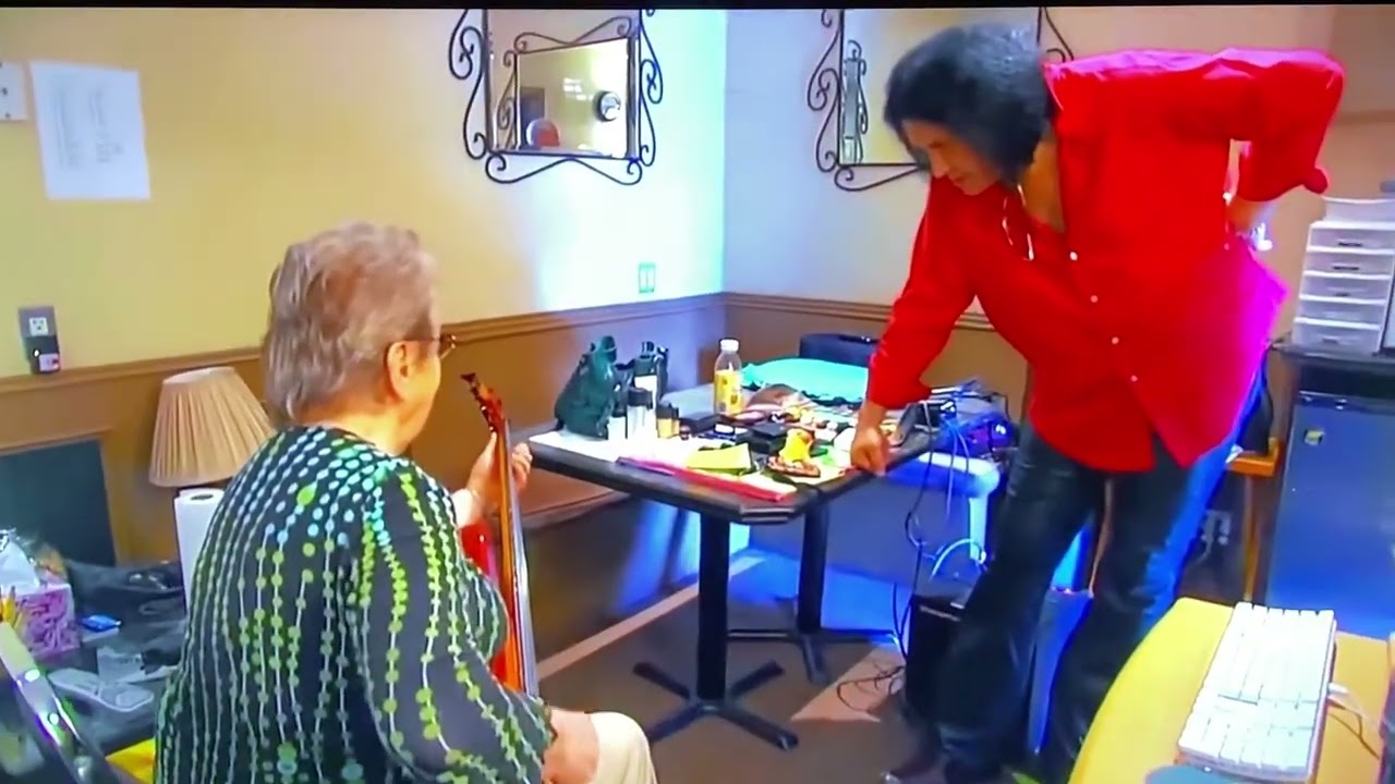 Carol Kaye teaches Gene Simmons - YouTube