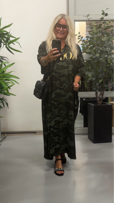 Ibi dress, camouflage. Onesize 38-52 fra KJOLEUNIVERSET.DK