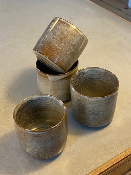 Kopper i sort ler og sandfarvet glasur 