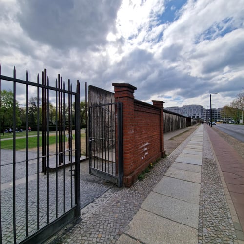 SKÆBNER OMKRING BERLINMUREN fra guide-berlin