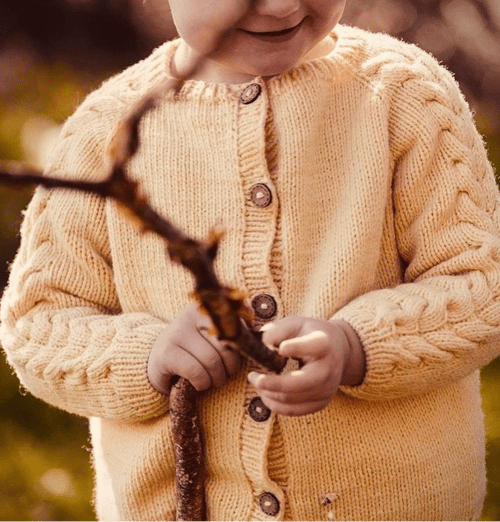 Twist a sleeve cardigan - Strikkeopskrift (dansk PDF) fra AmalieDiKnit