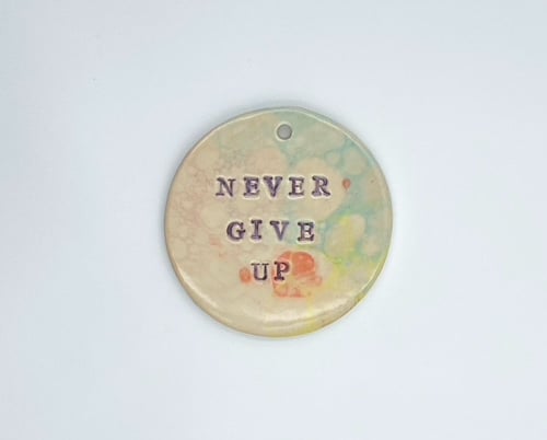 Skilt - Never give up - Sæbebobler fra Always Add Pink