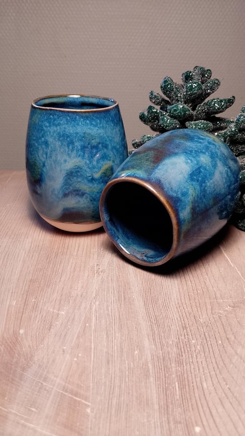 Håndlavede kaffekrus i stentøj. Blå farver. Prisen er pr. stk.