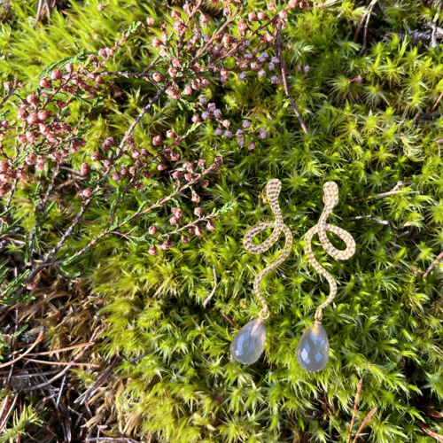 SNAKE med grå chalcedon fra oneofakind.dk