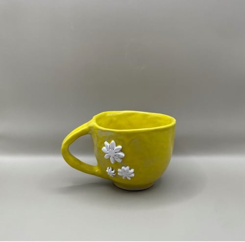 Gul med hvide blomster