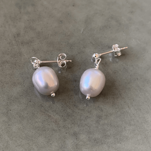 Grå ferskvandsperle øreringe (small) fra bymunk Jewellery