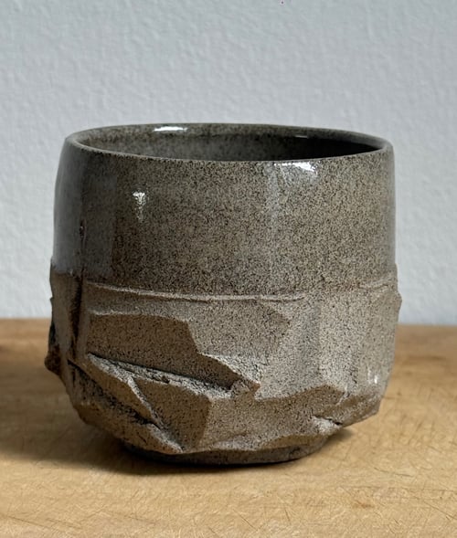 Kurinuki krus. Grå lava. 