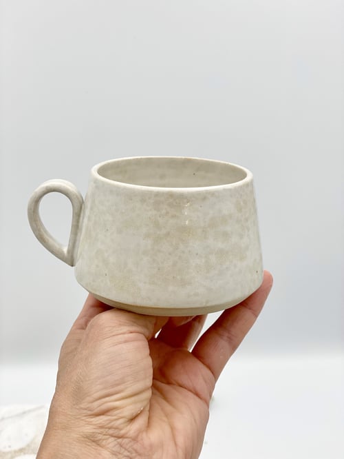 Hvid struktur med hank fra Nørrebrokeramik.dk (firmanavn, OHØJ)