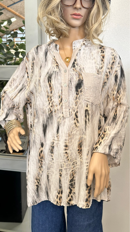 Kelly Viscose shirt, Beige w leo grafic, Onesize 36-46 fra KJOLEUNIVERSET.DK