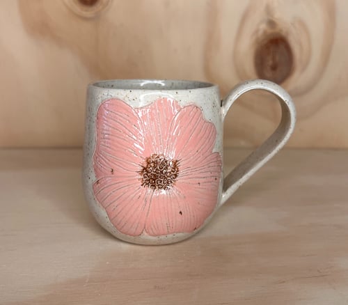 Kop med sommerblomst lyserød