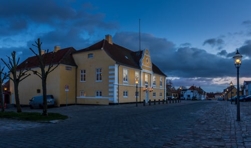 Det Gamle Rådhus i Præstø en smuk vinteraften fra klee-fotokunst.dk