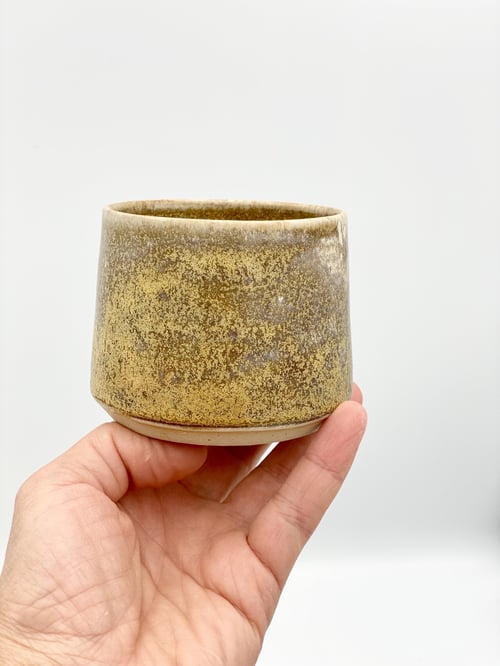 Lys brun med struktur  fra Nørrebrokeramik.dk (firmanavn, OHØJ)