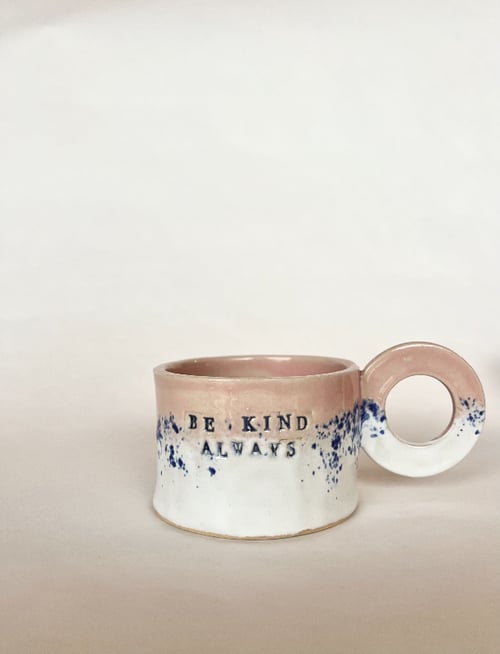 Kop med rund flad hank - Be kind always - Lyserød/Blå/Hvid