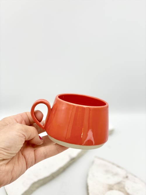 Knaldrød med hank fra Nørrebrokeramik.dk (firmanavn, OHØJ)