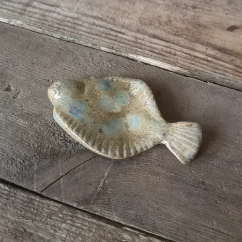 Rødspætte, brun fra www.mariemo-keramik.dk