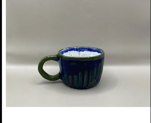 Hvid, blå, grøn kop med tekst indeni (with love)