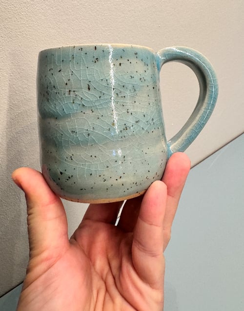 Krus med blå krakelerende glasur 