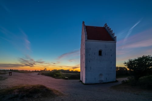 Den Tilsandede Kirke i  Skagen en smuk sommernat  fra klee-fotokunst.dk