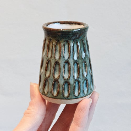 VASE LILLE HAV CARVED fra LOKO KERAMIK