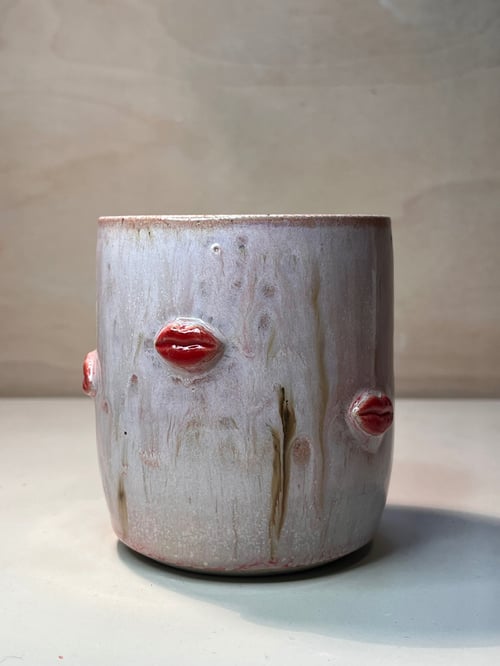 Kysse krus, 390 ml. H: 9,5 cm fra Clay By Hornstrup