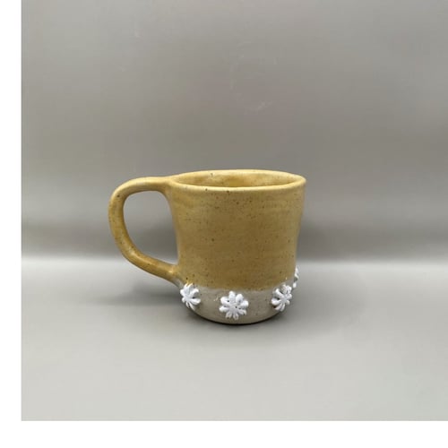 Beige med hvide blomster