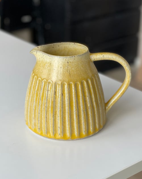 Kande m. riller, hørgul - 1,3 liter fra Aaskoven Keramik