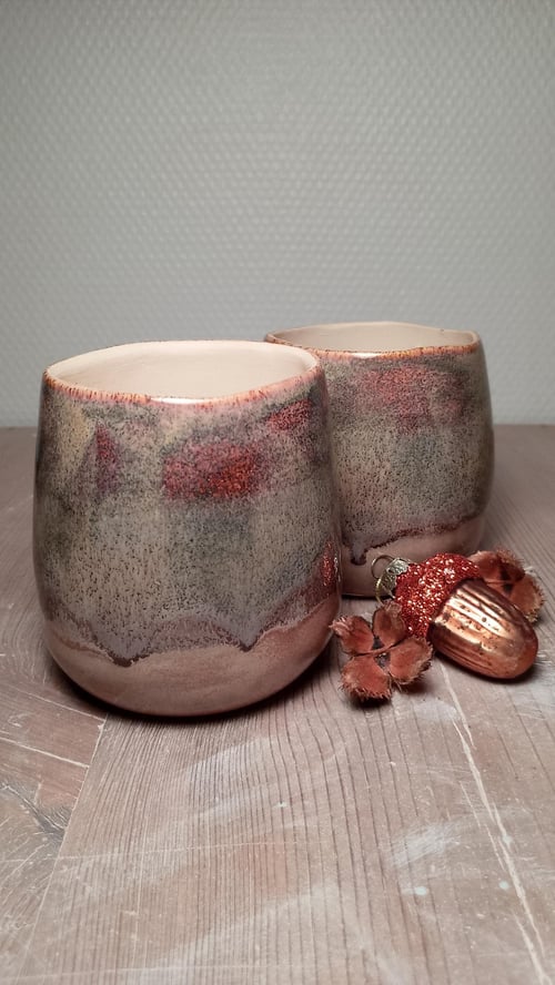 Store håndlavede kaffekrus i stentøj. Brune og guldfarver. Prisen er pr. stk.